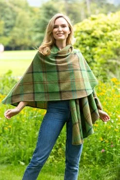 100% Lambswool Cape Green Multi - 618