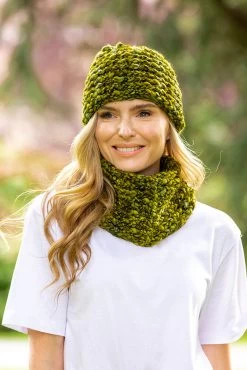 Handmade In Ireland - Snood And Ribbed Hat Set - Green